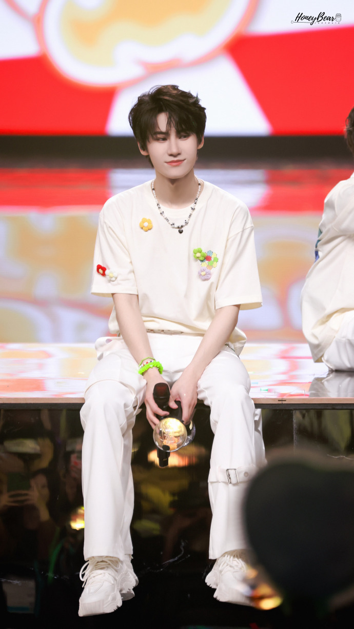 笑起来眼睛亮晶晶的张真源,好阳光明媚的少年