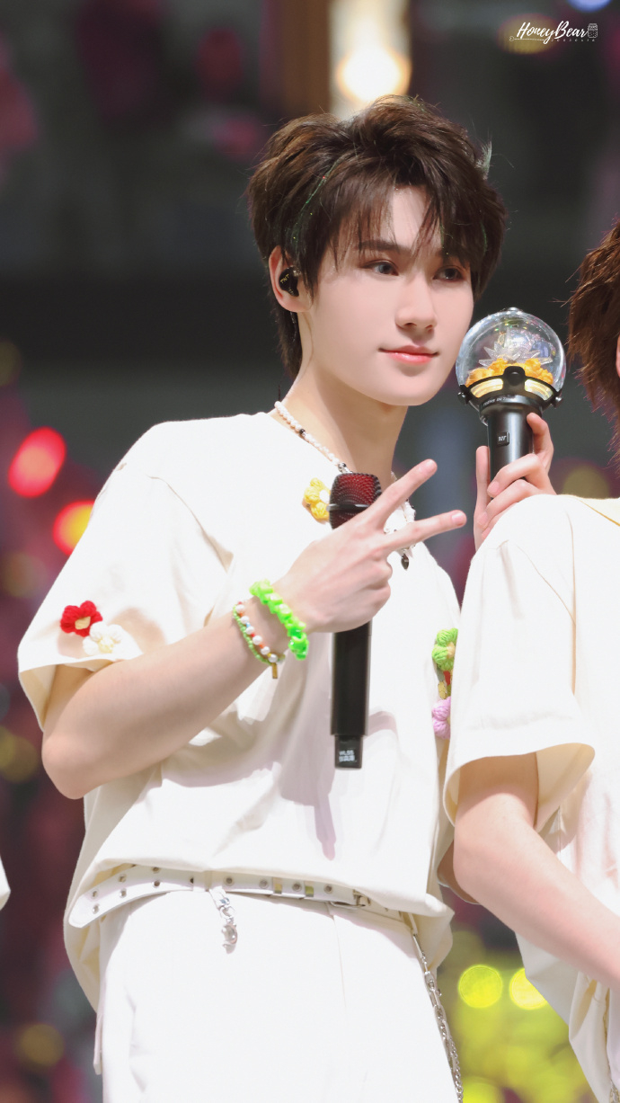 笑起来眼睛亮晶晶的张真源,好阳光明媚的少年