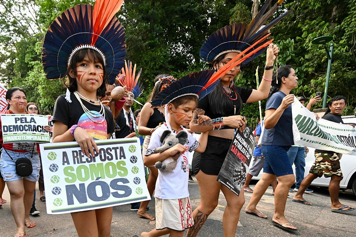 当地时间2023年8月8日，巴西贝伦，亚马孙地区土著居民举行游行呼吁保护雨林。