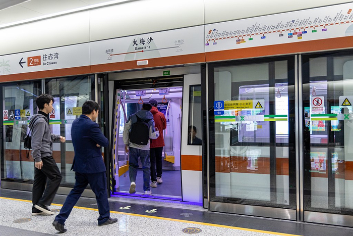 2023年12月27日，深圳地铁8号线二期开通。视觉中国 图