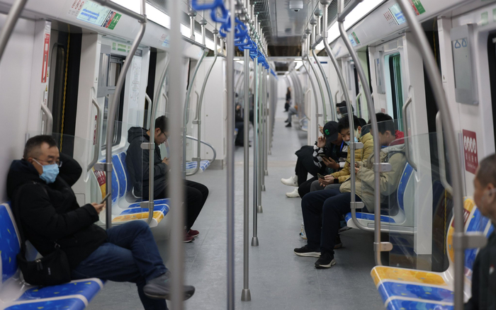 12月30日，市民乘坐北京地铁17号线北段列车出行。新京报记者 王贵彬 摄