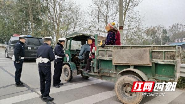 拖拉机交警图片