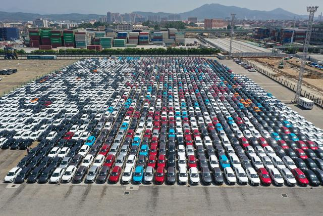 2023年7月8日，厦门，两千多部新能源汽车准备装船前往欧洲。视觉中国 图