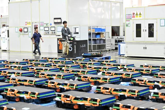 2023年5月11日，广西柳州，柳东新区一家新能源汽车电池企业，工人在新能源汽车电池包生产线上忙碌。视觉中国 图