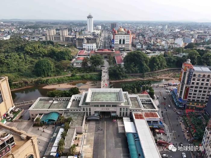 口岸名為芒街口岸(圖:杔格)▼屬越南社會主義共和國廣寧省芒街市也有