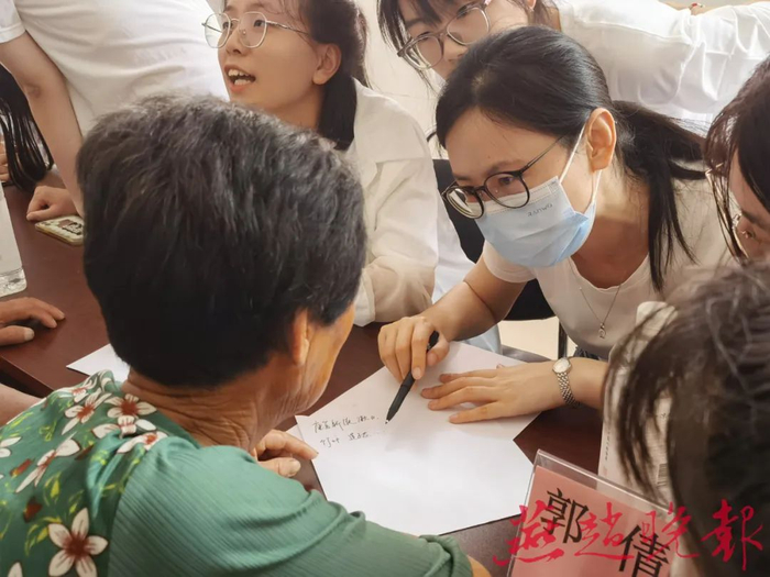 送医下乡，省城医生到不老树村开展义诊。