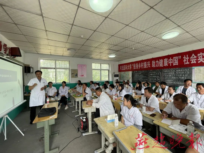 专家上门为村医开展培训