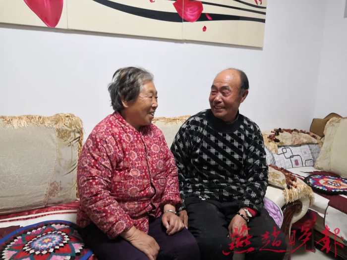 曹金平和老伴胡喜爱（左）