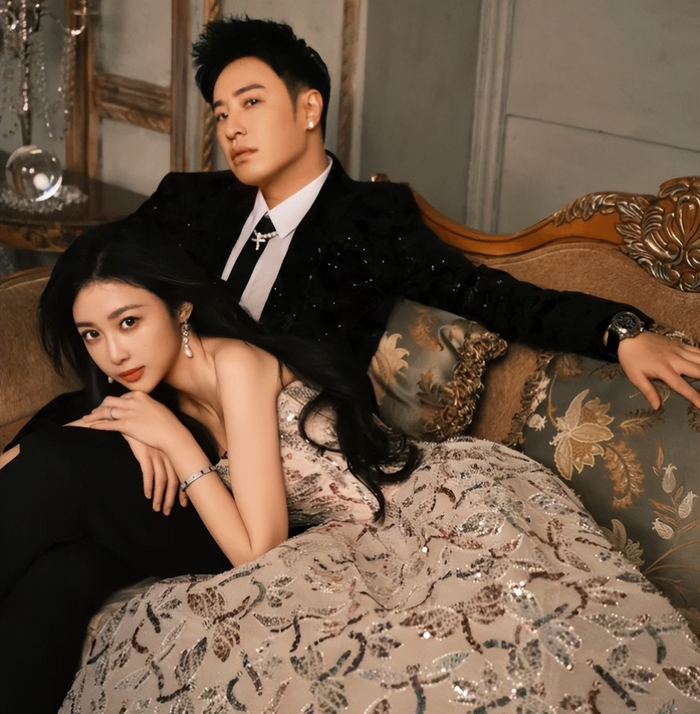 潘玮柏宣云婚后首合体,女方穿千元外套秀身材,和老公耳语显甜蜜