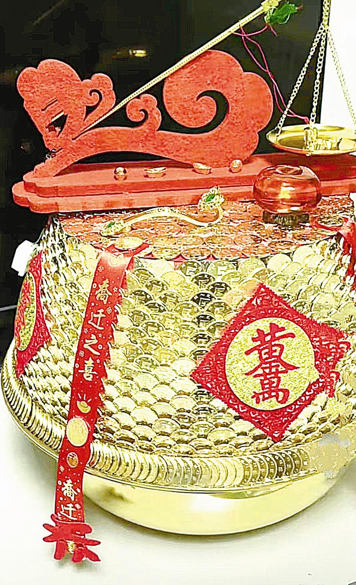 用5角硬币做成的聚宝盆在网上有售奇怪的"风气" 学生互送钱币工艺品12