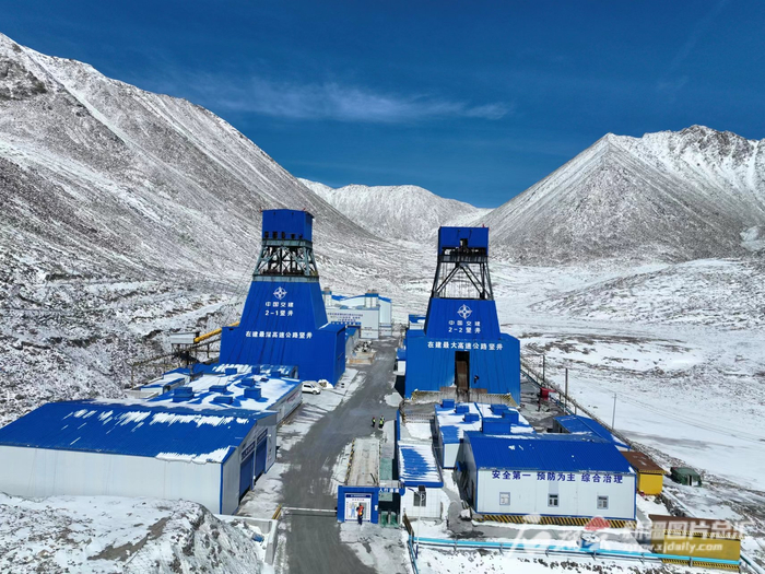 天山胜利隧道2号竖井2—2井建设现场。柳新鹏 摄