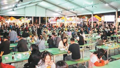 澳门美食节活动现场，众多食客在品尝各色小吃。 主办方供图