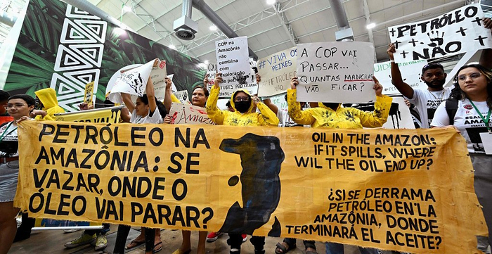 当地时间2023年8月6日，巴西贝伦，人们进行抗议，反对在亚马孙河进行石油勘探。