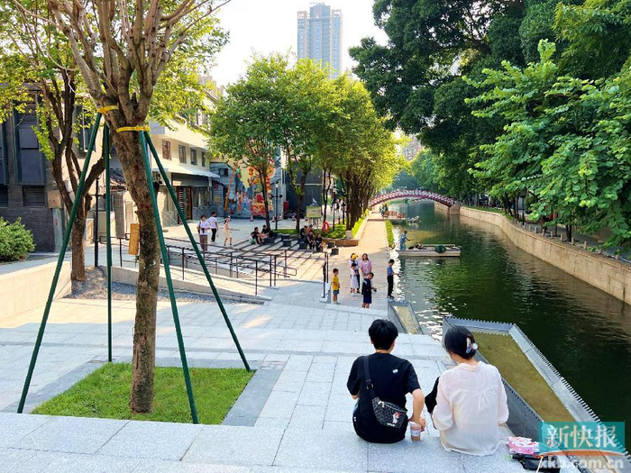荔枝湾涌改造后河涌两岸靓丽的风景也吸引了不少游客来打卡.