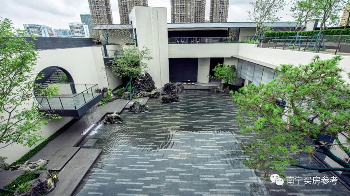 ▲13米高的跌瀑，有一种“飞流直下三千尺”的意境。