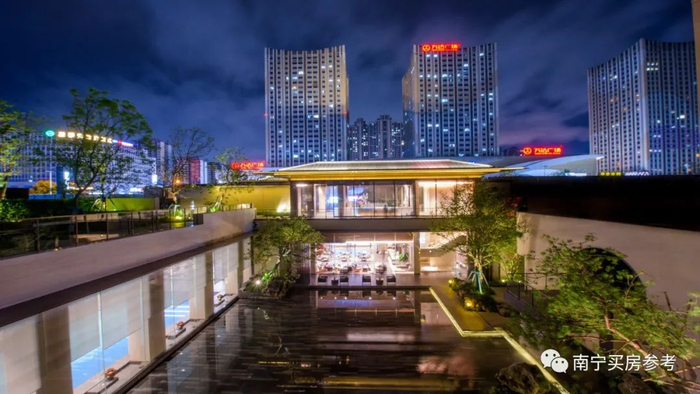 ▲安吉万达广场的繁华近在咫尺（图为项目夜景图）