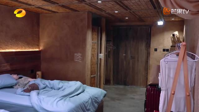 杨紫大病初愈瘦的脱相躺床上谢娜差点没看到她