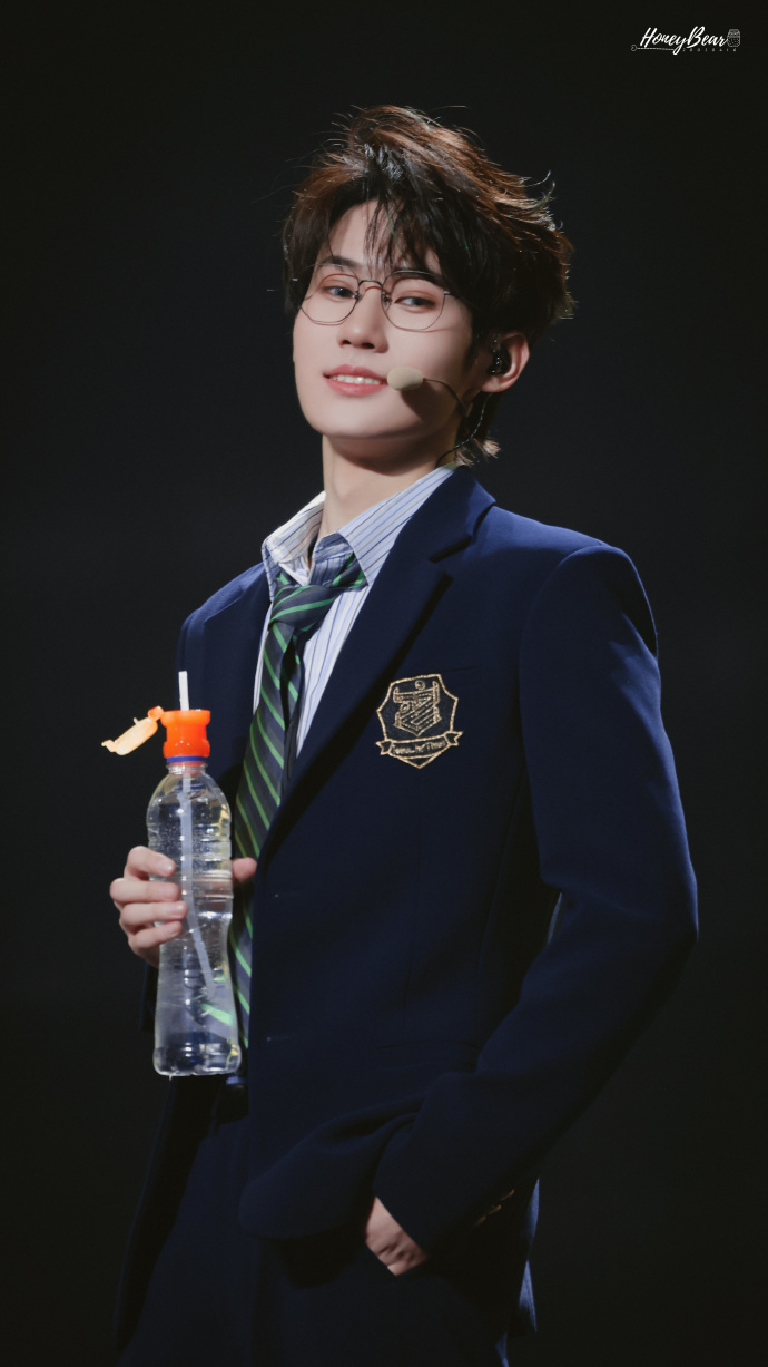 张真源制服造型我好爱,帅得已经无法用语言表达了……|张真源_新浪