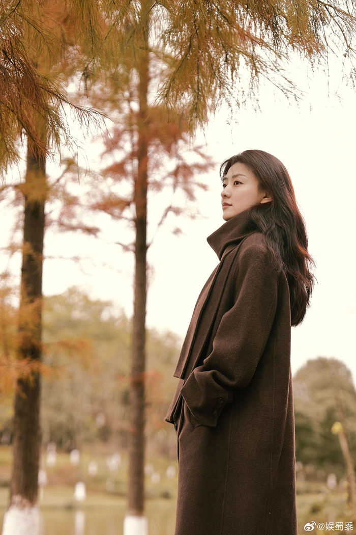 这组照片好绝,是拥抱大自然的少女呀~凝眸浅笑间自带故事感……|梁洁