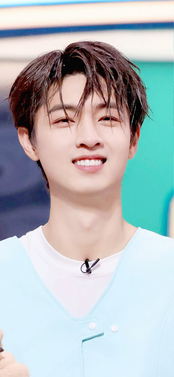 秦霄贤今晚湖南卫视跨年晚会里又酷又帅又可爱