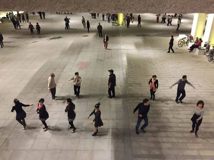 广州塔附近的立交桥下，跳广场舞的人。