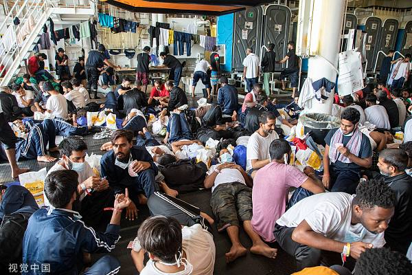 当地时间2022年11月6日，意大利卡塔尼亚，无国界医生组织的搜救船在地中海载有获救的移民。图片来源：视觉中国