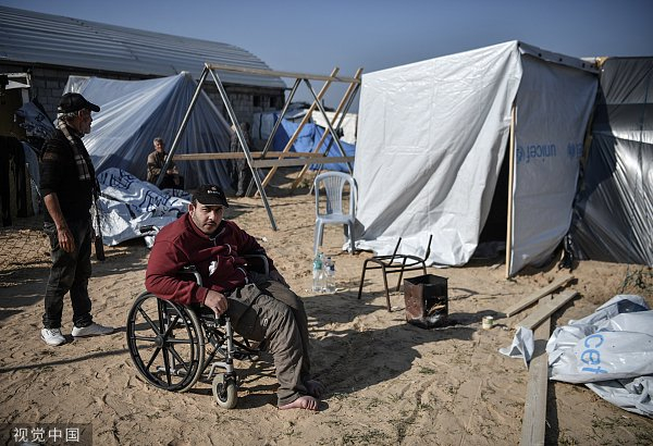 当地时间2023年12月18日，加沙地带，离开家园在拉法省避难的巴勒斯坦家庭。图片来源：视觉中国