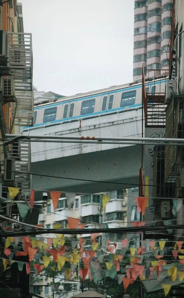 大芬油画村的一条小巷，正好能看到驶过的地铁。