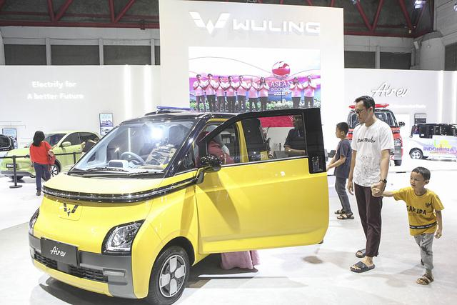 当地时间2023年5月21日，印尼雅加达，印尼电动车展览会上，参观者参观五菱电动车。视觉中国 图