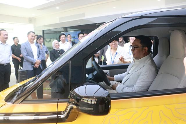 2023年7月25日，广西柳州，印度尼西亚西爪哇省省长利德万在上汽通用五菱宝骏基地试乘新能源汽车。视觉中国 图