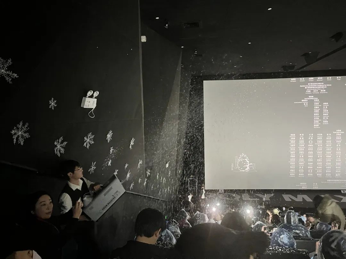▲电影放映临近结束，工作人员手持喷雪机开始喷“雪”。新京报记者 滕朝 摄