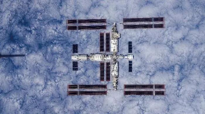 11月28日，中国载人航天工程首次对外发布由神舟十六号乘组返回地面前手持高清相机，通过飞船绕飞拍摄的空间站组合体全景照片。新华社发（中国载人航天工程办公室供图）