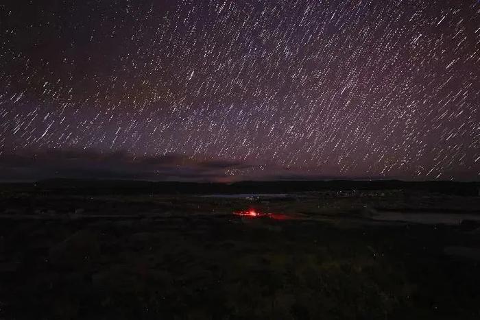 这是4月21日晚拍摄的星空下的高海拔宇宙线观测站“拉索”（LHAASO）（合成照片）。新华社记者 金立旺 摄