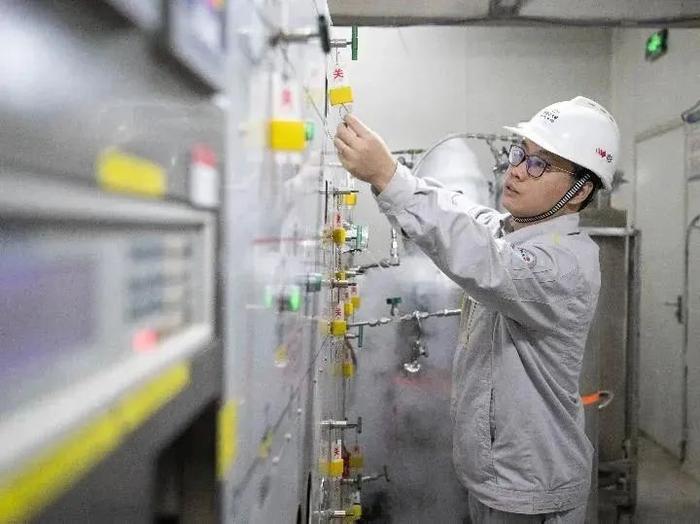 11月7日，上海交通大学PandaX实验组成员在锦屏大设施调试实验设备。新华社记者 胥冰洁 摄