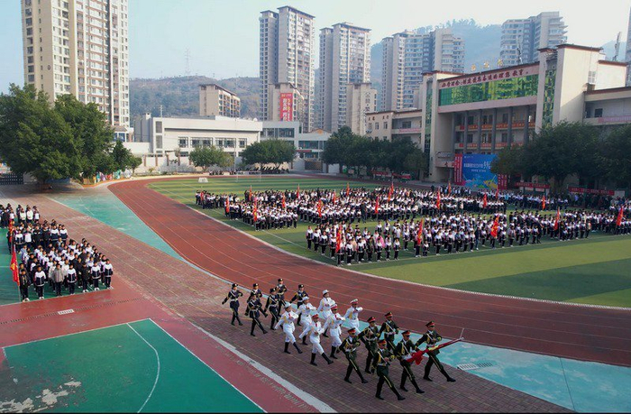 望谟一中升旗迎新年