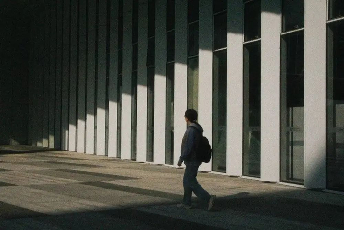 深圳美术馆，一位走进光里的路人。