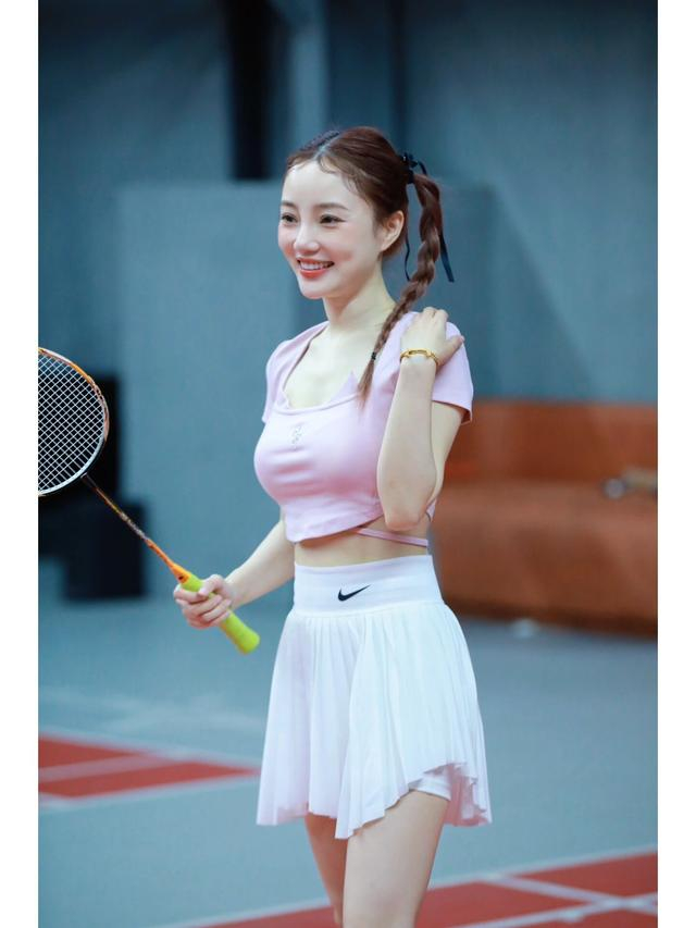 42岁李小璐比22岁时更粉嫩!穿短t恤 短裙像个大学生,身材太惊艳