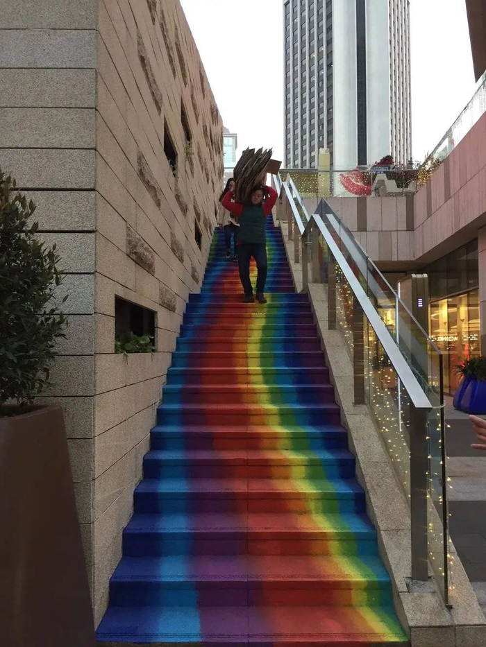 华强北。九十年代到二十年代初，华强北曾是中国最大的电子市场。