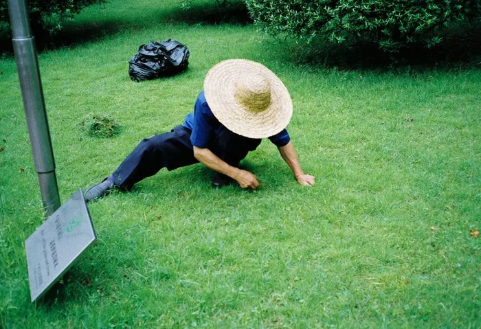 广州艺术博物院，园丁在整理草坪。