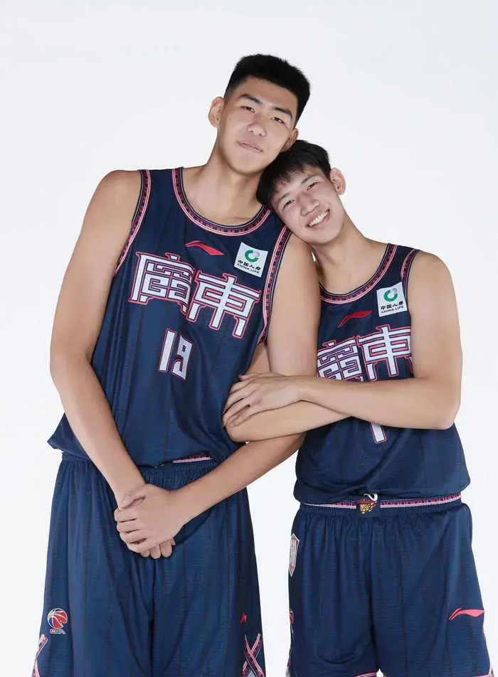 但是后来徐昕离开了首钢青年队,被朱芳雨挖到了广东宏远青年队,2017年