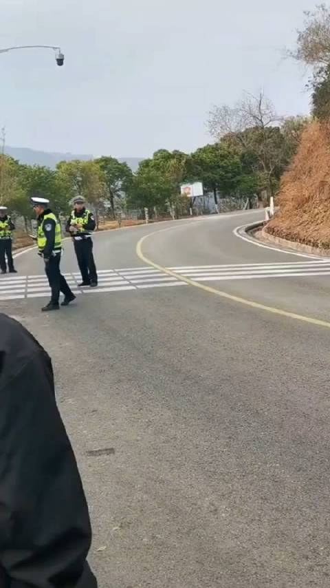 成都龙泉山,整治无证,改装,飙车等摩托车!