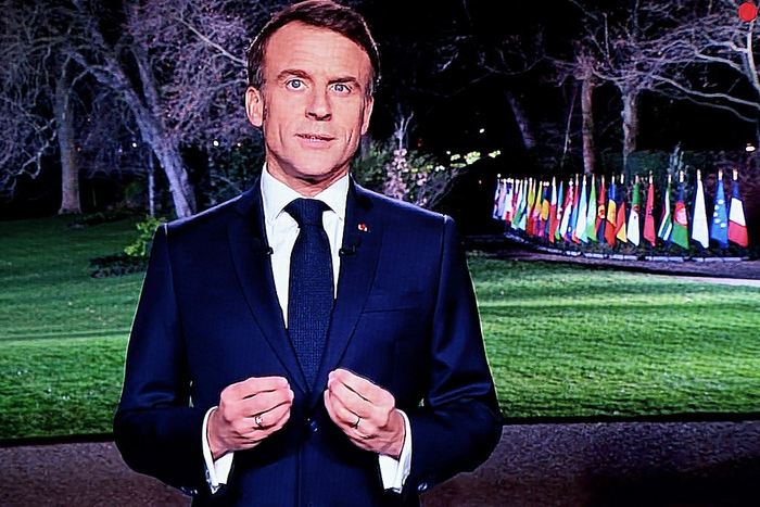 当地时间2023年12月31日，法国总统马克龙在巴黎爱丽舍宫向全国发表新年致辞。图源：视觉中国