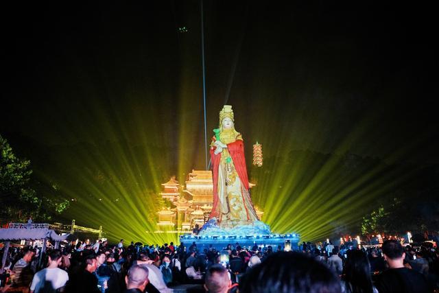 2024元旦遊園會正式拉開帷幕,媽祖像彷彿披上了一身閃亮的彩霞衣,變幻