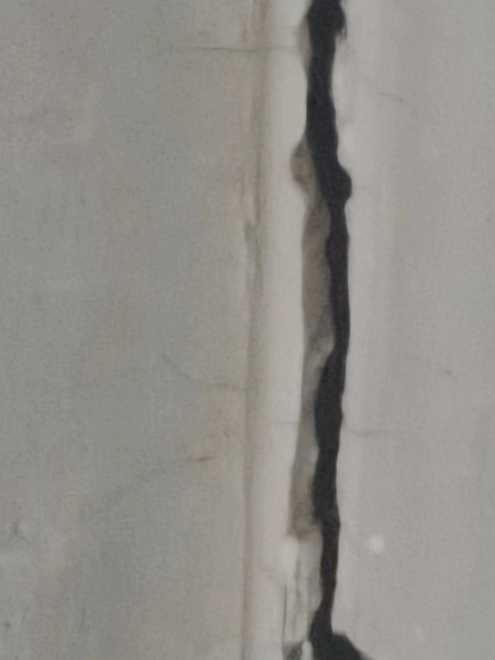 共和镇中和村村民家中房屋出现裂缝。受访者供图