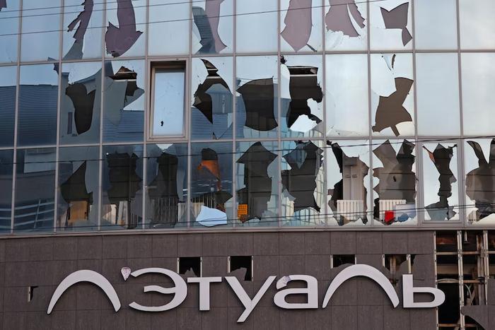 俄方称乌克兰对别尔哥罗德发动袭击，图为当地一座购物中心大楼被破坏 图源：外媒