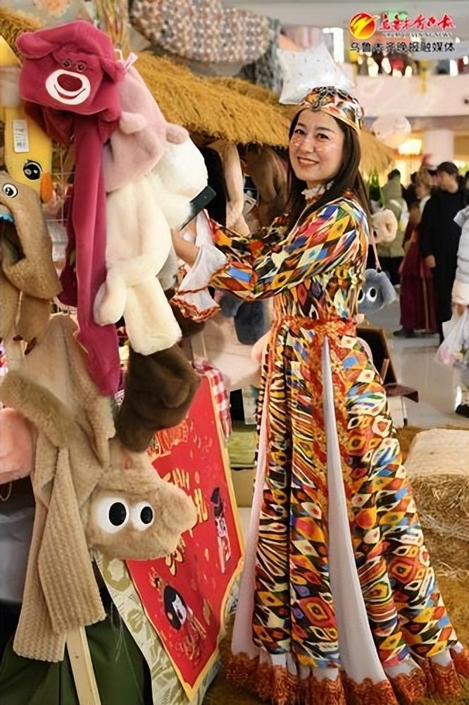 2023年12月31日，演出结束后演职人员拍照留念。记者王丽丽摄