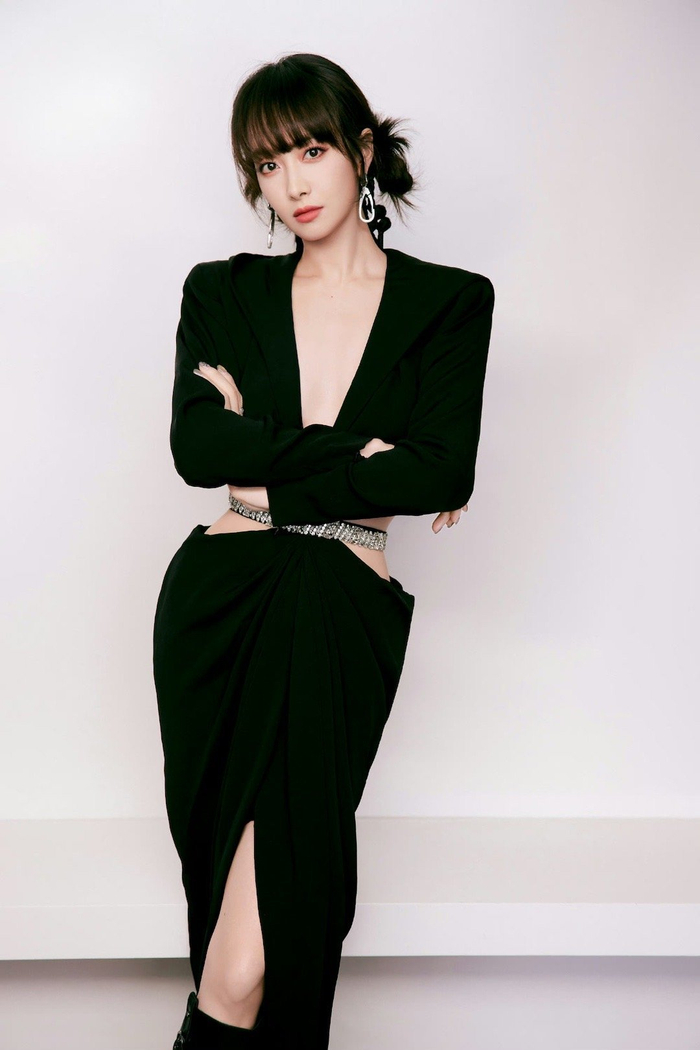 宋茜 镂空高腰黑色长裙 真的超a啊好喜欢这套衣服……|高腰|宋茜|镂空