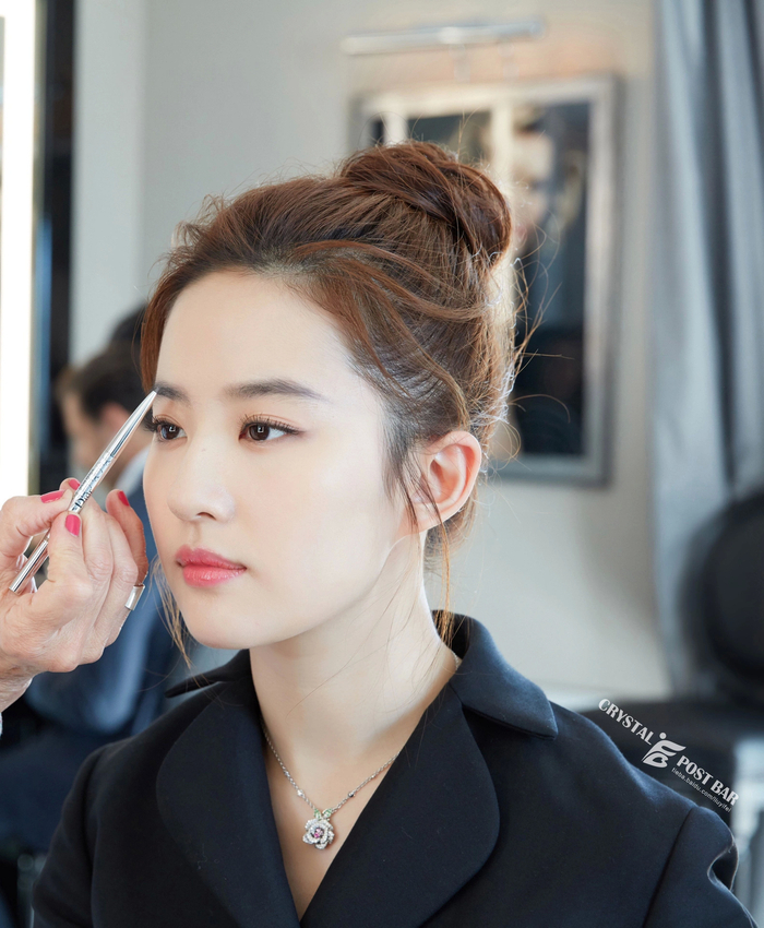 刘亦菲丸子头随便一扎都这么好看