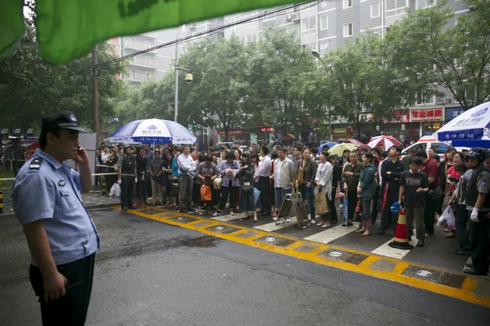 图 | 放学时，在中学门口等候的家长