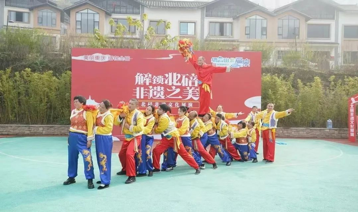 ▲北泉村村民表演板凳龙（据“北碚发布”）